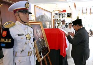 Presiden Prabowo Subianto menghadiri upacara persemayaman dan pelepasan jenazah Jenderal TNI (Purn) Ryamizard Ryacudu di Kantor Kementerian Pertahanan, Jakarta, pada Senin, 1 Juni 2026.
